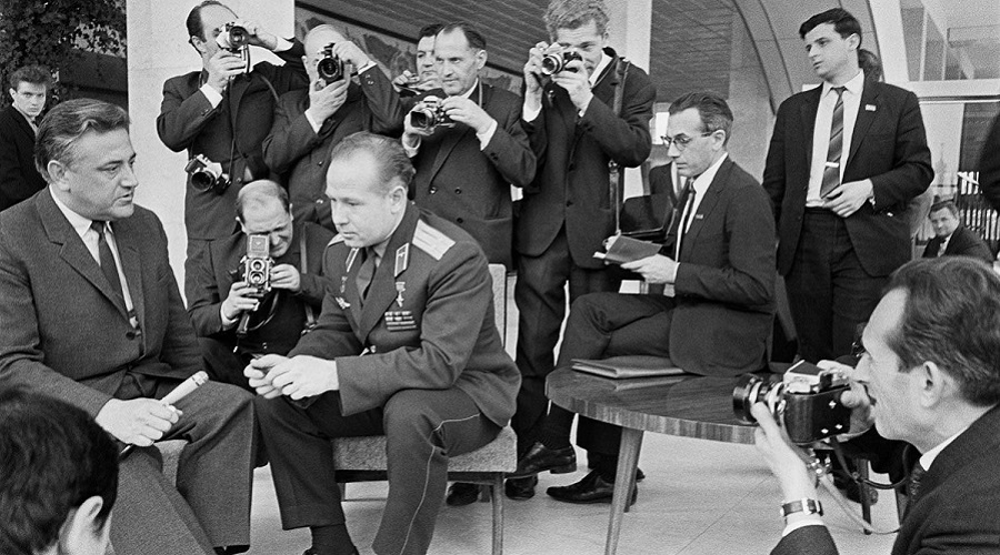 Яков Халип. Космонавт Алексей Леонов на пресс-конференции, 1965