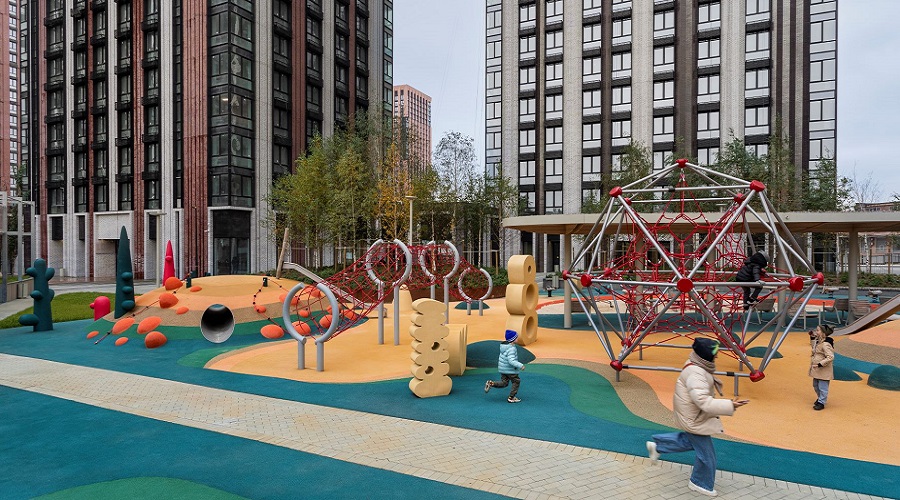 На территории ЖК «Метрополия» создали детскую площадку с игровыми  арт-объектами